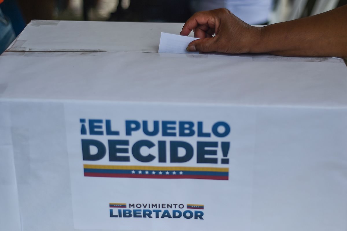 Los votantes, muchos vestidos de blanco o con prendas con los colores de la bandera nacional, acuden desde muy temprano a las mesas.