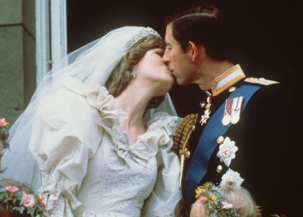 Los príncipes Diana y Carlos se besan en la Catedral de San Pablo el 29 de julio de 1981. (Foto: AP)