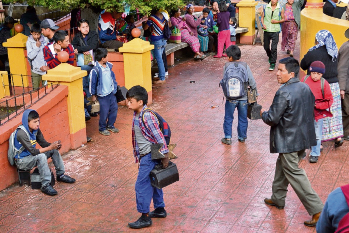 En Momostenango es frecuente ver a menores que trabajan y muchos son forzados a efectuar diferentes tareas.