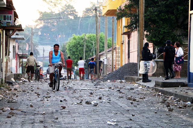Gran cantidad de piedra se observa en las calles donde fue el escenario del enfrentamiento entre pobladores y la PNC en San Sebastián, Retalhuleu. (Foto Prensa Libre: Rolando Miranda)