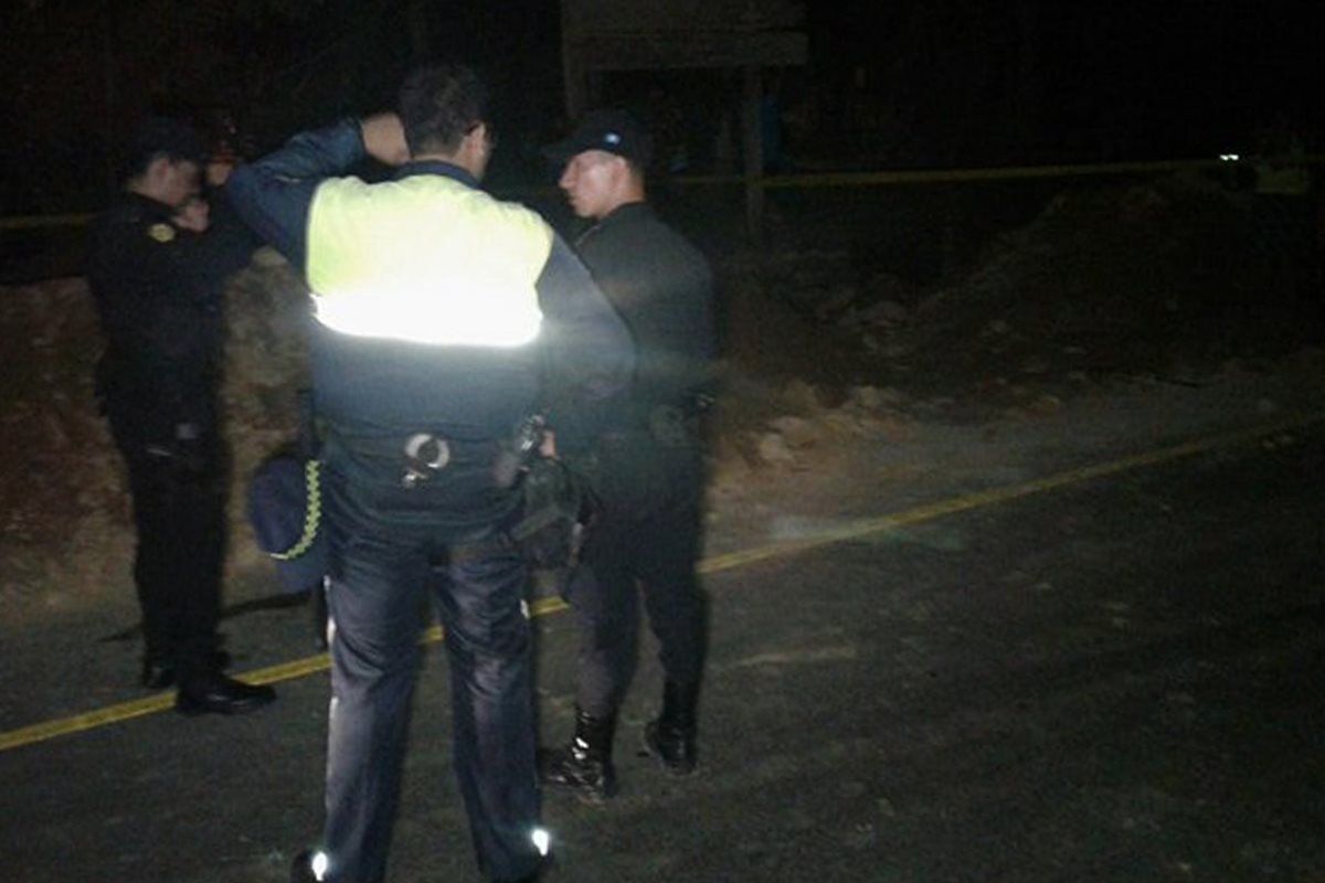 Autoridades permanecen en el lugar donde fue la tragedia, en Malacatán. (Foto Prensa Libre: Whitmer Barrera).