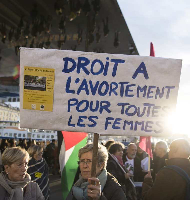 Una mujer sostiene una pancarta que dice "Derecho al aborto para todas las mujeres" durante una manifestación para defender los derechos de las mujeres en Marsella, sur de Francia. (AFP).