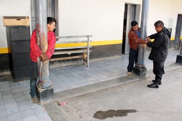 Los dos detenidos son originarios de Huehuetenango. (Foto Prensa Libre: Óscar Figueroa)<br _mce_bogus="1"/>