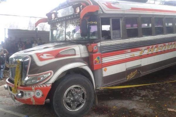 El cadáver del piloto Érick  Aceituno quedó en el autobús, en El Tumbador, San Marcos. (Foto Prensa Libre: Alexánder Coyoy)