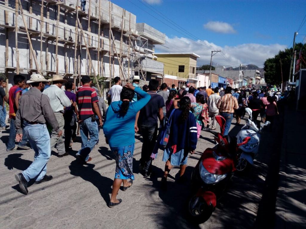 Grupo de manifestantes se dirige a la Municipalidad de Jutiapa. (Foto Prensa Libre: Óscar González).