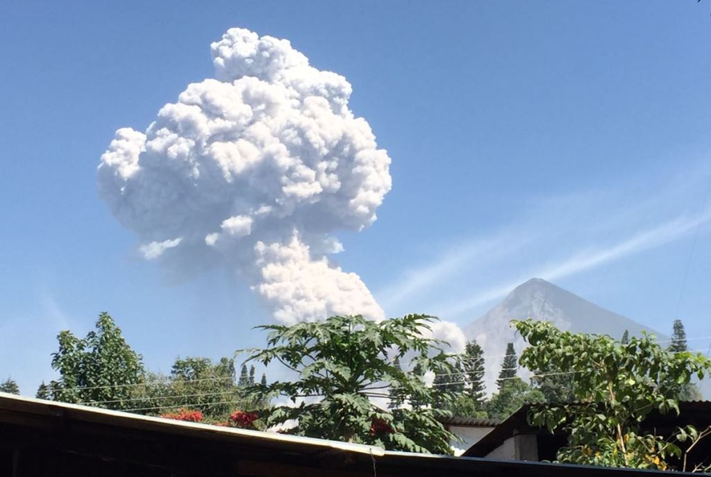 Vista del volcán Santiaguito desde Retalhuleu. (Foto Prensa Libre: Rolando Miranda).