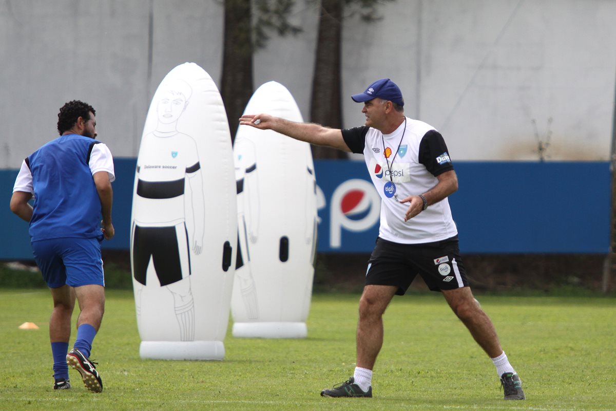 Iván Franco Sopegno exigió al máximo a los jugadores de la Bicolor durante los entrenamientos en el Proyecto Goal. (Foto Prensa Libre: Jesús Cuque)