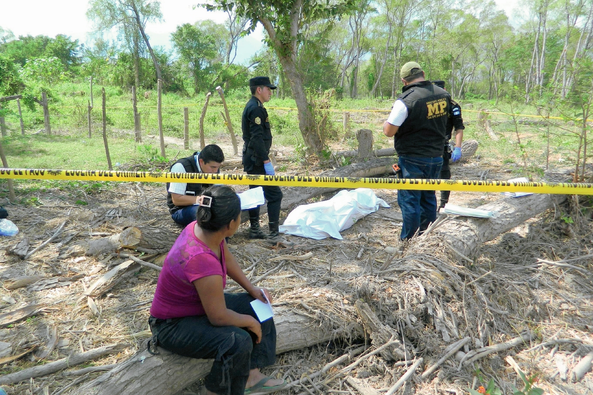Autoridades resguardan  el lugar donde murió baleado  Silverio Osorio,  en Zacapa. (Foto Prensa Libre: Víctor Gómez)