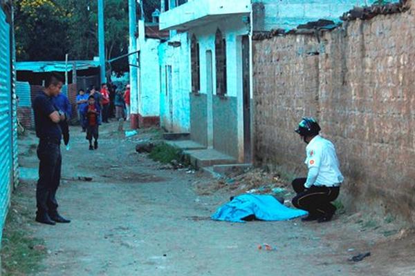 Marcos Dionisio Saquíl López, de 23 años, <span>murió en un callejón de la colonia San Rafael, zona 2 de Chimaltenango. (Foto Prensa Libre: Víctor Chamalé).</span>