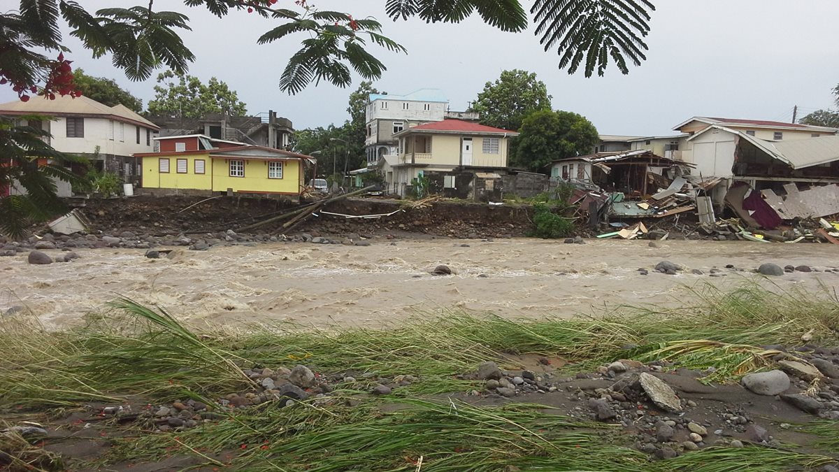 Varias viviendas lucen afectadas después de que se desbordó el río que pasa a un costado. Erika golpeó con fuerza a Dominica que ya registra al menos 20 muertos. (Foto Prensa Libre: AP).