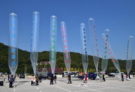 Activistas surcoreanos preparan unos globos con octavillas con mensajes  contra Corea del Norte, en la frontera entre las dos Coreas en Paju, al  norte de Seúl. (Foto Prensa Libre: AFP)