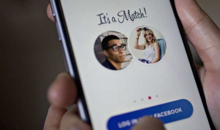 Al estar vinculada a Facebook, Tinder también tiene acceso a tus "Me gusta" en la red social. (Getty Images).
