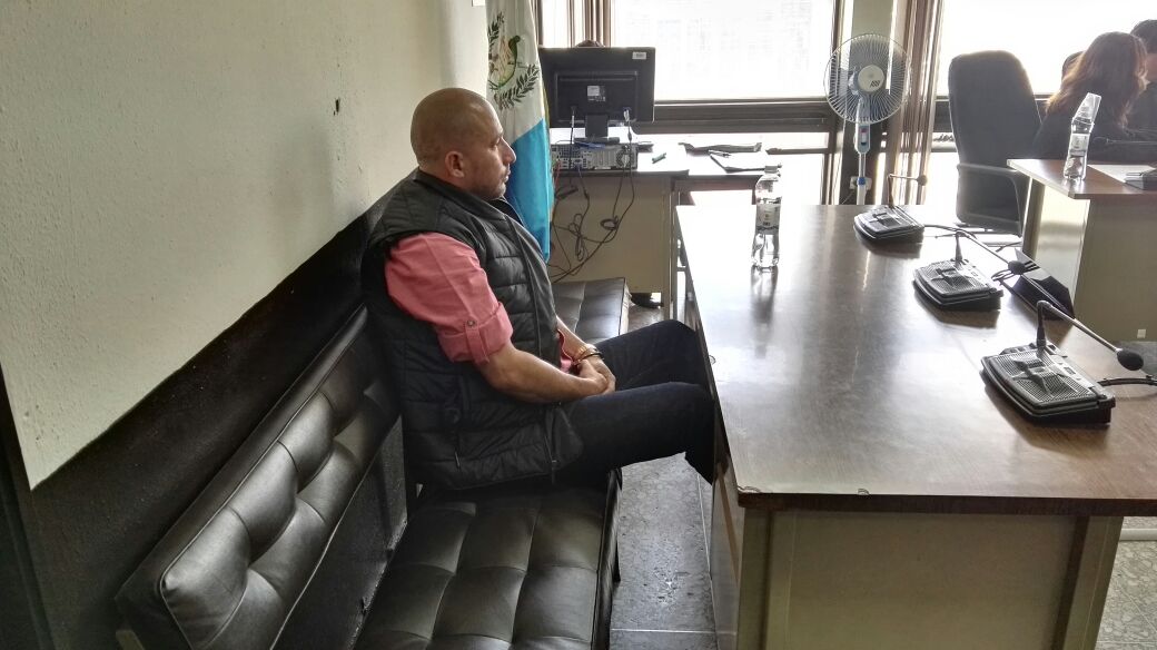 Marlon Monroy, alias el Fantasma, aguarda en el Tribunal Quinto en la Torre de Tribunales. (Foto Prensa Libre)