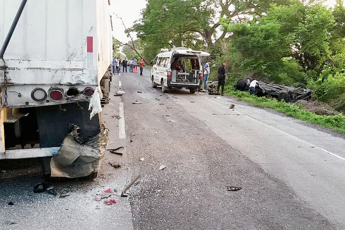 Conductor de vehículo colisiona contra trailer causando tres muertos y dos heridos en km 95 de la Autopista Palín Escuintla. (Foto Prensa Libre: Carlos Paredes)