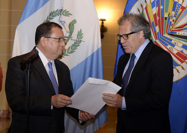 Luis Raúl Estévez López presenta sus cartas credenciales al Secretario General de la OEA, Luis Almagro. (Foto Prensa Libre: OEA)