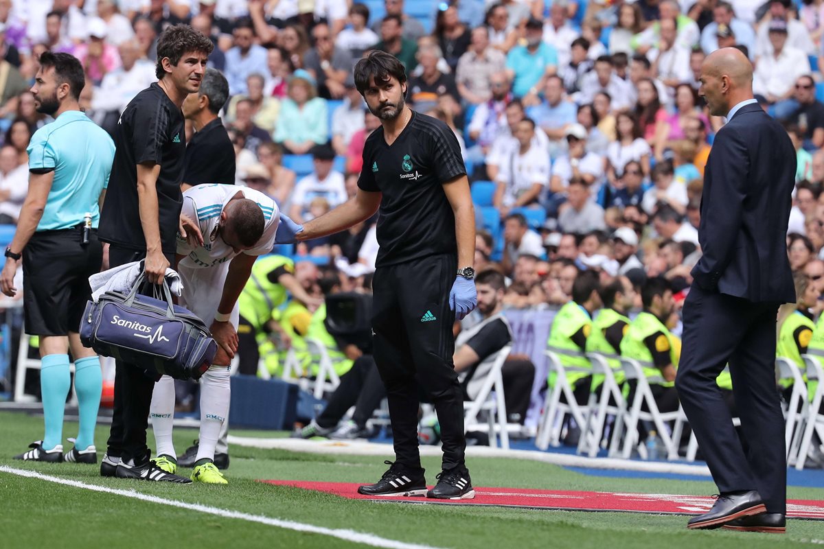 Karim Benzema se retiró lesionado del terreno de juego durante el partido ante el Levante. (Foto Prensa Libre: EFE)