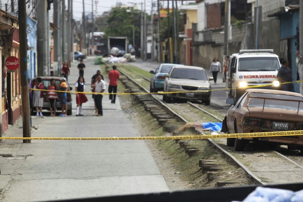 Mujer asesinada en el sector "La Línea", en la zona 1. Foto Prensa Libre: Carlos Hernández.