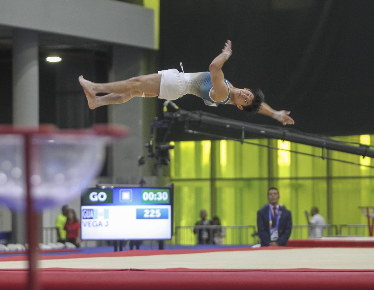 A pesar del dolor en la rodilla derecha, Jorge Vega ejecutó una rutina impecable. (Foto Prensa Libre: Cortesía ACD)