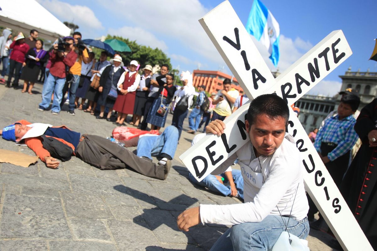 Organizaciones pro migrantes participan del Viacrucis en el Parque Central. (Foto Prensa Libre: Esbin García)