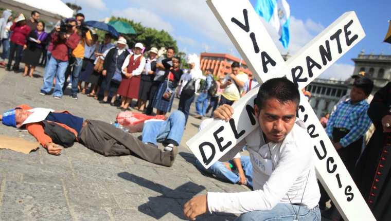 Organizaciones pro migrantes participan del Viacrucis en el Parque Central. (Foto Prensa Libre: Esbin García)