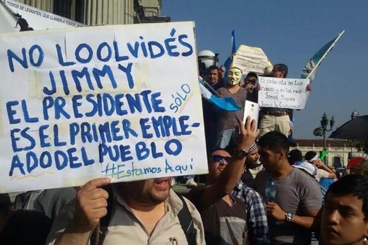 En enero del 2016, decenas de manifestantes se reunieron en la Plaza de la Constitución para recordarle al Gobierno de Jimmy Morales que la población estaría vigilante. (Foto HemerotecaPL)