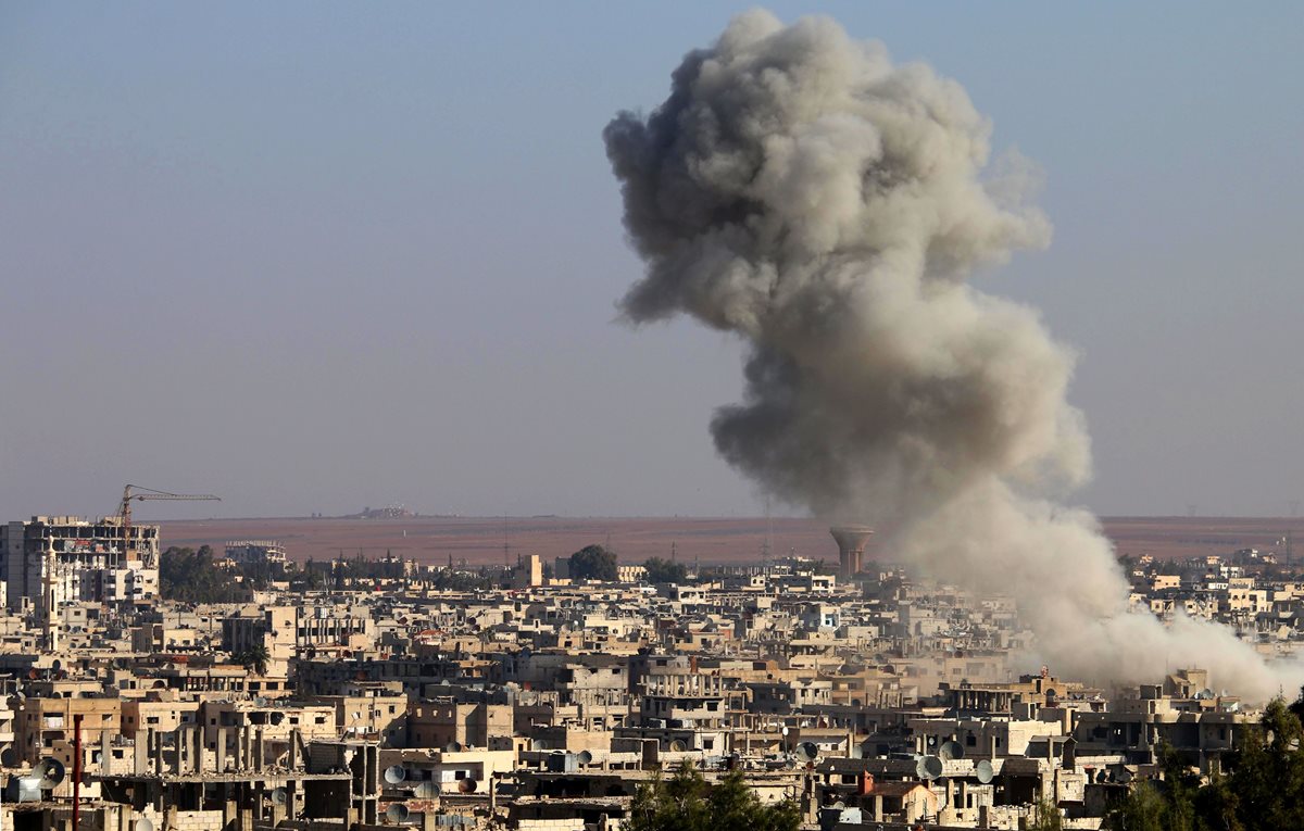 Una columna de humo por bombardeos se eleva en ciudad siria de Daraa. (Foto Prensa Libre: AP)