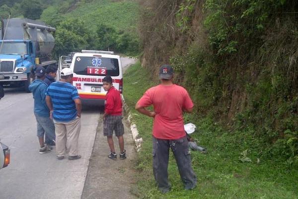La víctima tenía tres heridas de bala. (Foto Prensa Libre: Erick Ávila)