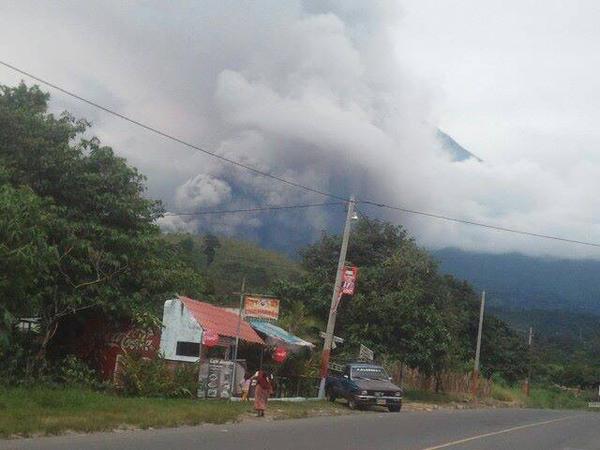 Nubes y humo lanzado por el volcán Santiaguito reducen la visibilidad en la zona. (Foto Prensa Libre: Conred)