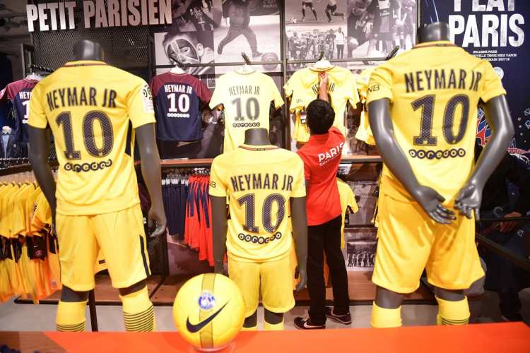 La camiseta de Neymar está a US$184 en la tienda del PSG. (Foto Prensa Libre: EFE)