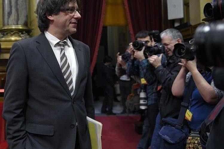 El presidente catalán, Carles Puigdemont, suspendió el anunció de posible convocatoria a elecciones. (Foto Prensa Libre: AFP)