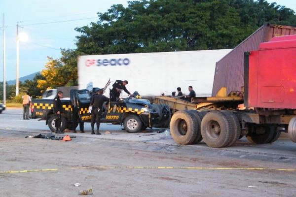 Un agente de la PNC muerto y cinco heridos deja accidente vial en Sanarate. (Foto Prensa Libre: Héctor Contreras)