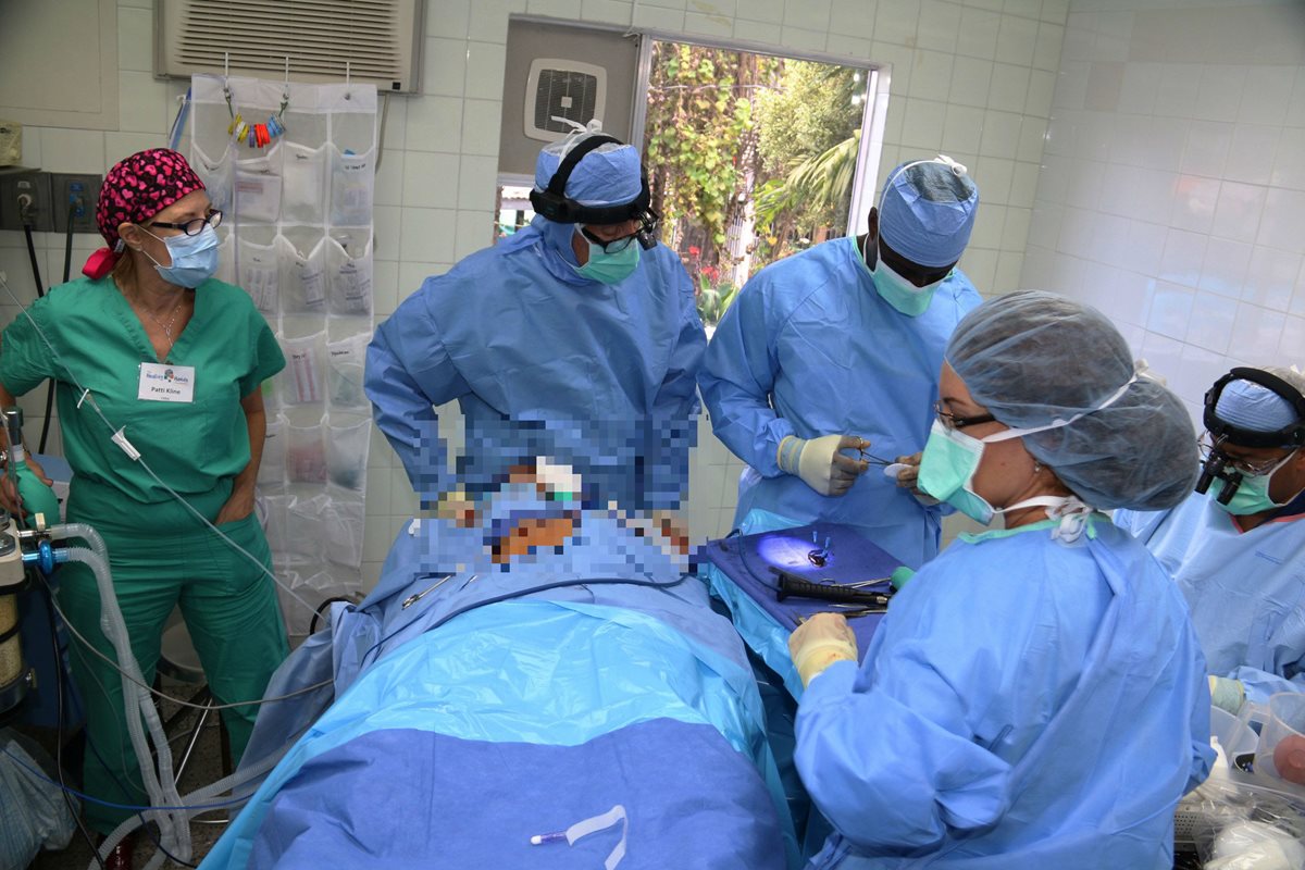 Médicos mientras trabajan en un centro de atención en Patzún, Chimaltenango. (Foto Prensa Libre: Hemeroteca PL)