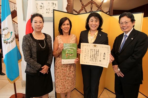 Shinco Kawahara, Cynthia del Águila, ministra de Educación; Satsuki Kawasumi, homenajeada; y Eiichi Kawahara, embajador de Japón en el país. (Foto Prensa Libre: Edwin Castro)