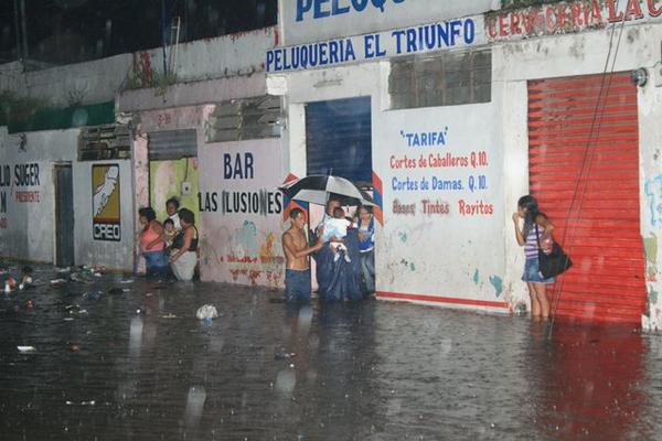 El mal estado de alcantarillado causa inundaciones en varias calles de la ciudad de Escuintla. (Foto Prensa Libre: Enrique Paredes)<br _mce_bogus="1"/>