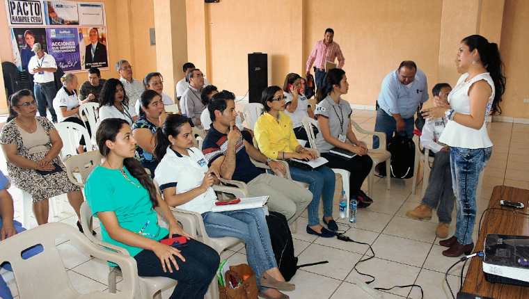 Autoridades de Jutiapa y representantes de la sociedad civil discuten la  creación de un banco de alimentos para beneficiar a la población. (Foto Prensa Libre: Óscar González)