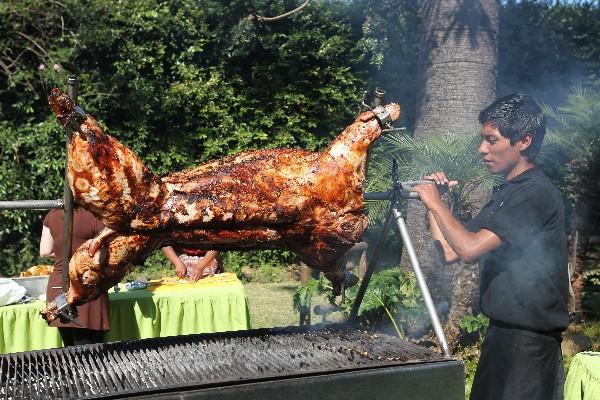 Cada lechón es cocinado lentamente a las brasas y en el lugar de la reunión. (Foto Prensa Libre: ÉRICK ÁVILA)