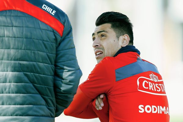 El defensa de la selección de fútbol de Chile Gonzalo Jara durante el entrenamiento de ayer. (Foto Prensa Libre: EFE).