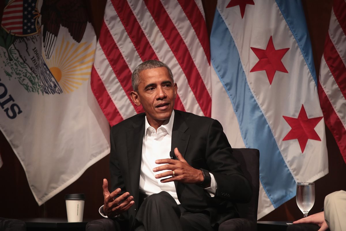 El expresidente durante de EE. UU. Barack Obama, durante su primera aparición pública en la Universidad de Chicago. (Foto Prensa Libre: AFP)