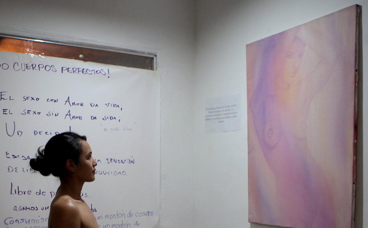 El artista colombiano Rafael Sandoval es el creador de la muestra Medellín se desnuda. (Foto Prensa Libre: EFE).