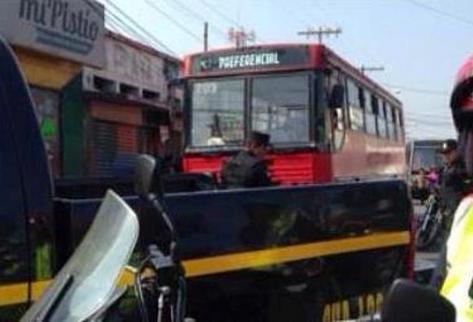Dos sujetos en motocicleta dispararon contra un bus de la ruta 203, en un sector de la zona 6. (Foto Prensa Libre: Amílcar Montejo)