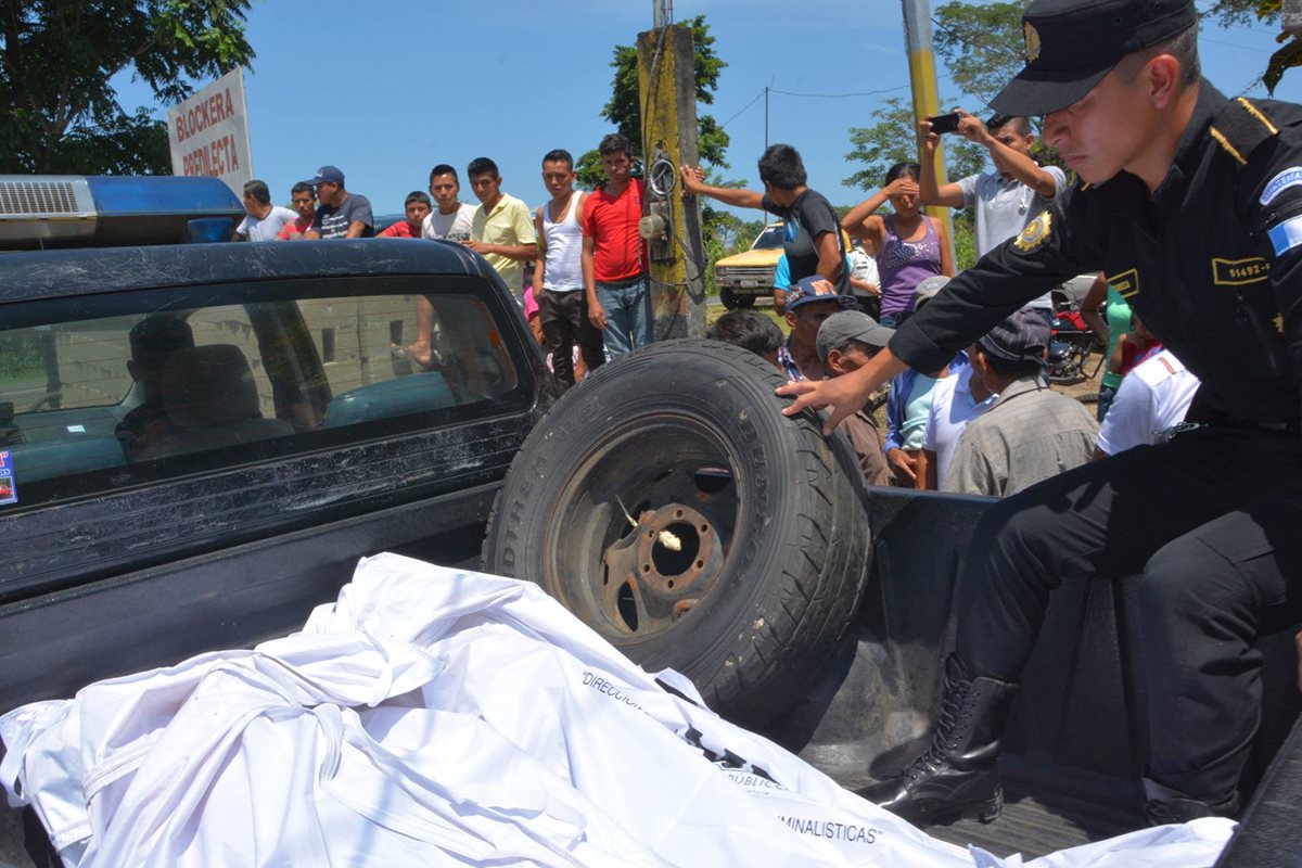 Los cadáveres del abuelo y nieto fueron trasladados en un autopatrulla.(Foto Prensa Libre: Whitmer Barrera)