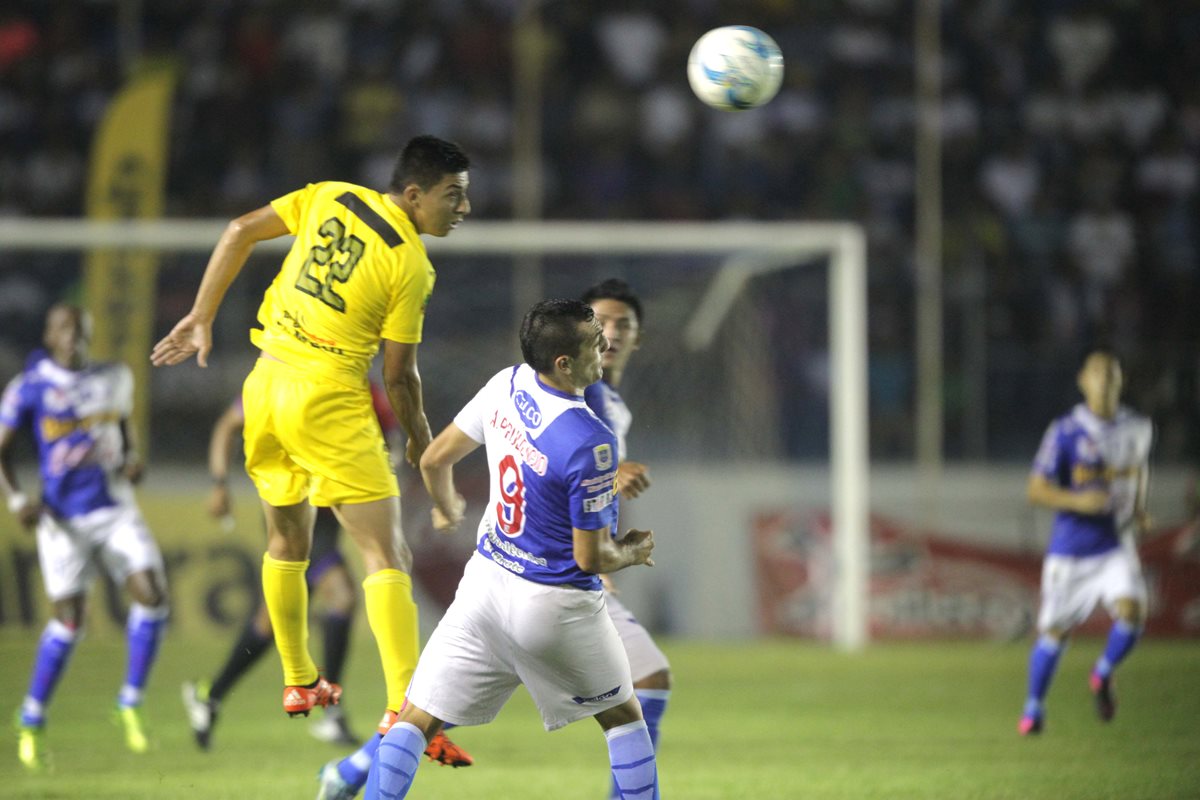 Guastatoya y Suchitepéquez igualaron en un emocionante duelo en Mazatenango. (Foto Prensa Libre: Norvin Mendoza)