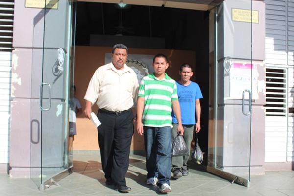 Cónsul de Guatemala en Belice, Édgar Felipe Aguilar Chan, acompaña a los hermanos García, liberados de una prisión de ese país. (Foto Prensa Libre: Rigoberto Escobar)