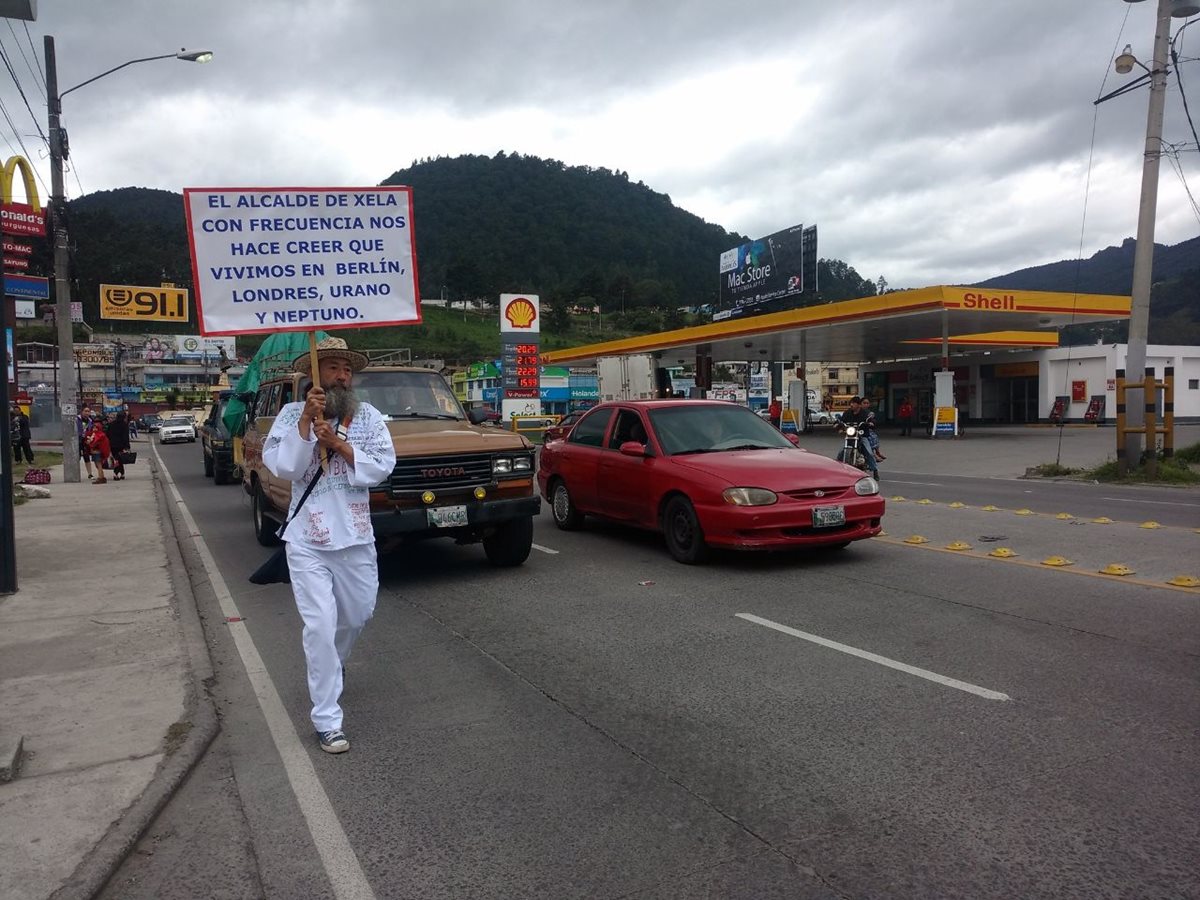 Oswaldo Ochoa comienza su caminata en la ciudad de Quetzaltenango. (Foto Prensa Libre: Mynor Toc).