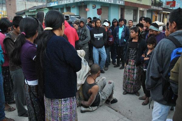Pobladores retienen a tres hombres sindicados de haber cometido varios delitos, en Barillas, Huehuetenango.