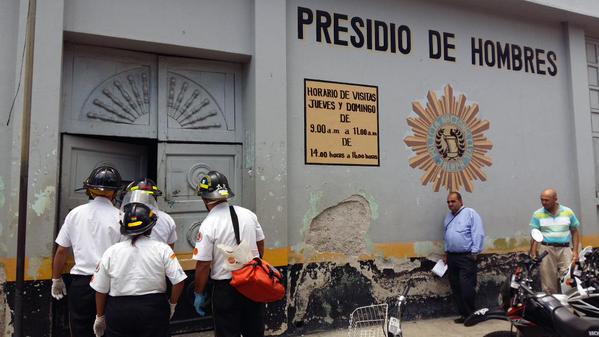 Socorristas ingresan a la centro preventivo de Jalapa luego de motín. (Foto Prensa Libre: Hugo Oliva)