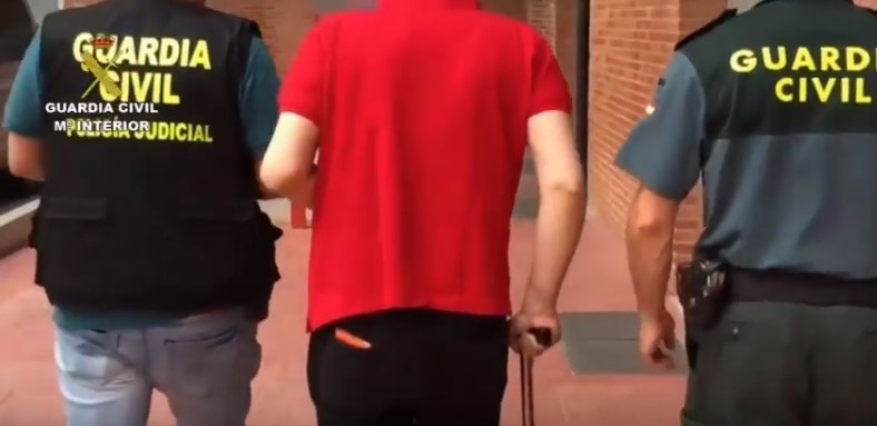 La Guardia Civil española capturó a un guatemalteco que intentó defraudar al Sistema Nacional de Salud para ingresar a la lista de trasplantes renales. (Foto Prensa Libre: Captura de YouTube)
