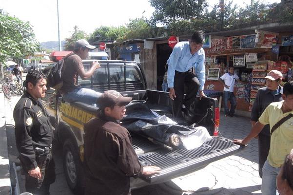 Un autopatrulla traslada a la morgue el cadáver de José María Hernández, quien fue encontrado en Santa Cruz La Laguna. (Foto Prensa Libre: Ángel Julajuj)