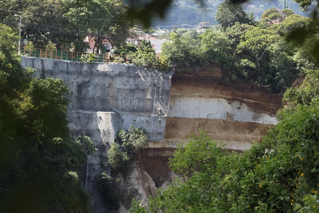 La falta de alcantarillado para aguas pluviales y  servidas en colonias cercanas al puente  ocasionó el daño en paso del bulevar San Marino, en octubre del 2015. (Foto: Hemeroteca PL)