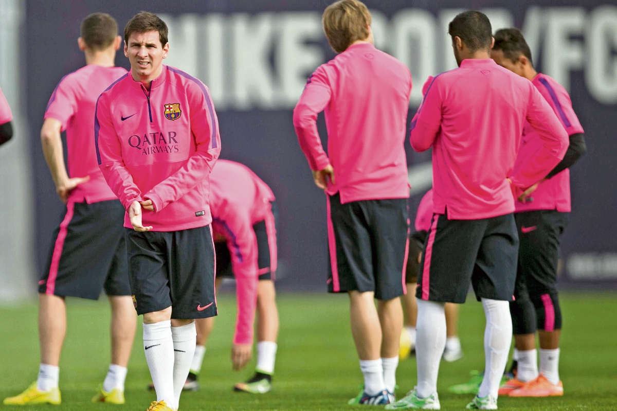 Messi (c) durante un entrenamiento que el FC Barcelona realizó en la ciudad deportiva Joan Gamper. (Foto Prensa Libre: EFE)